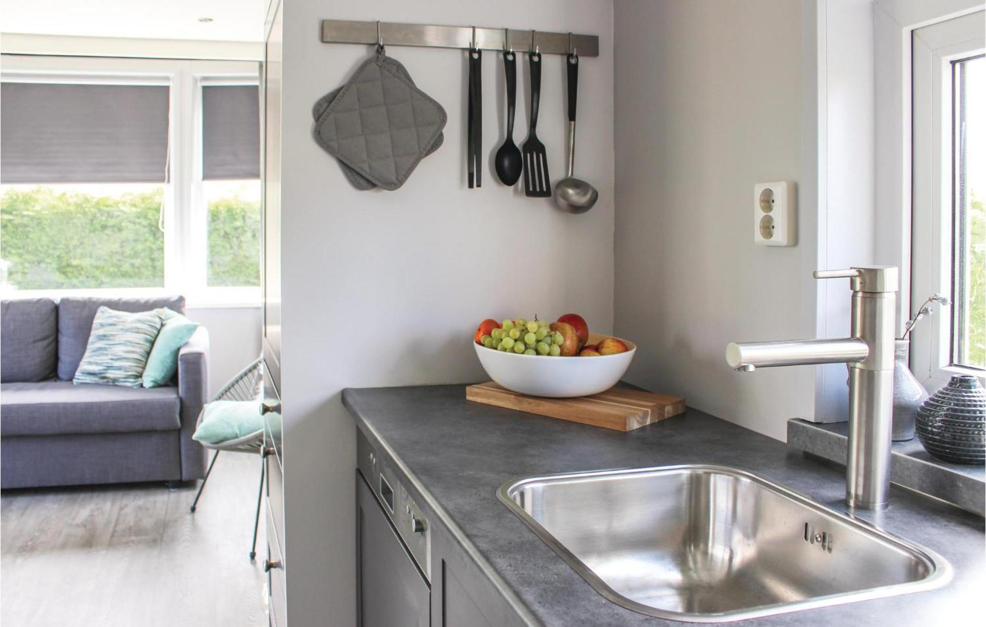 Beautiful Home In Sint-Annaland With Kitchen エクステリア 写真